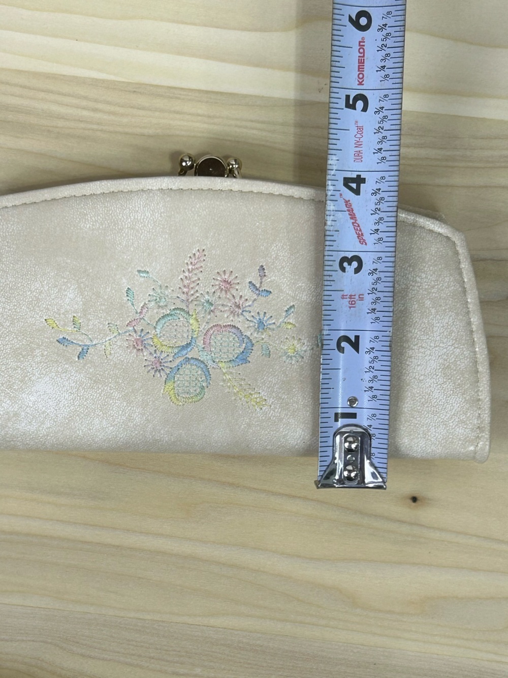 Vintage Cream Embroidered Clutch - Kiss Clasp - Picture 5 of 7